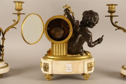 Pendule et paire de candélabres en bronze...