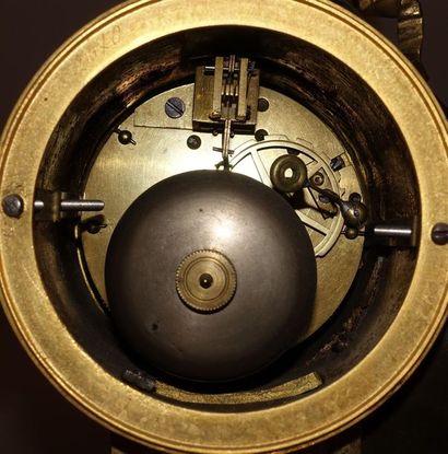Pendule et paire de candélabres en bronze...