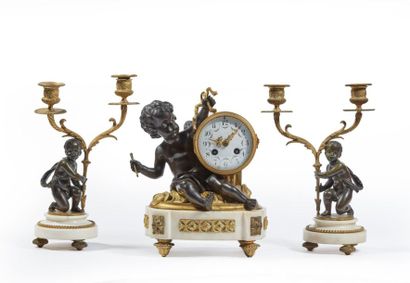 Pendule et paire de candélabres en bronze...