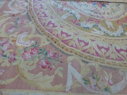 Tapis d'Aubusson sur un fond tabac à décor...