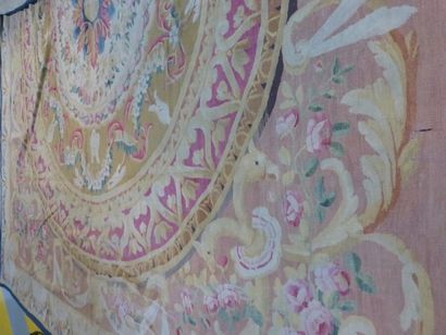 Tapis d'Aubusson sur un fond tabac à décor...