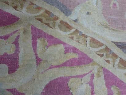 Tapis d'Aubusson sur un fond tabac à décor...