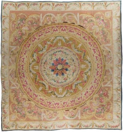 Tapis d'Aubusson sur un fond tabac à décor...