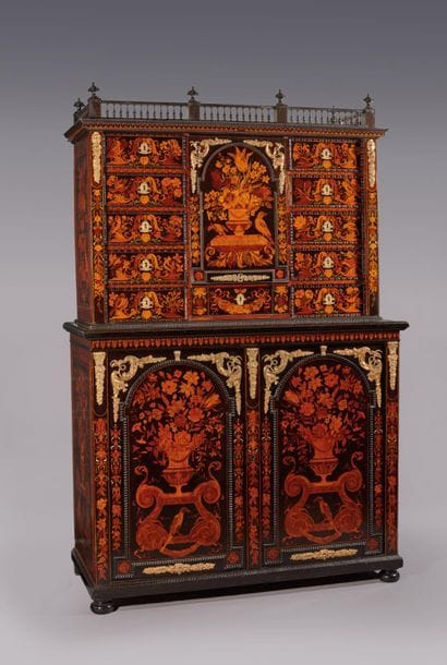 Cabinet en marqueterie de bois teintés à...