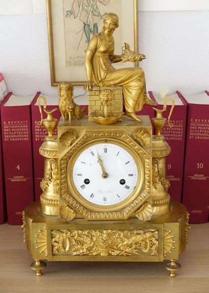 Pendule en bronze doré, à décor d'une fileuse...