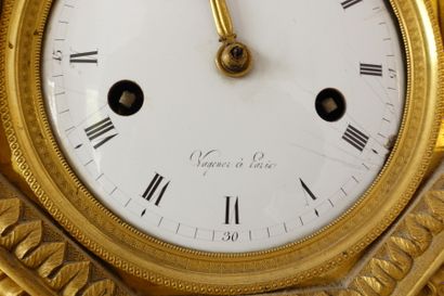 Pendule en bronze doré, à décor d'une fileuse...
