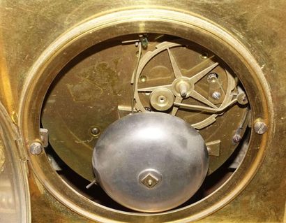 Pendule en bronze doré, à décor d'une fileuse...