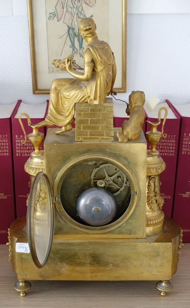Pendule en bronze doré, à décor d'une fileuse...