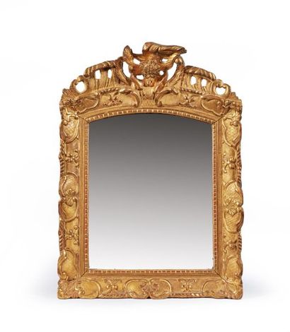 Miroir en bois redoré à décor ajouré de feuillages,...