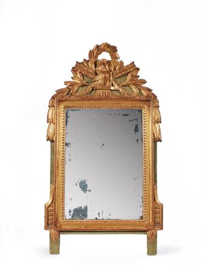 Miroir en bois doré et peint à décor de colombes...