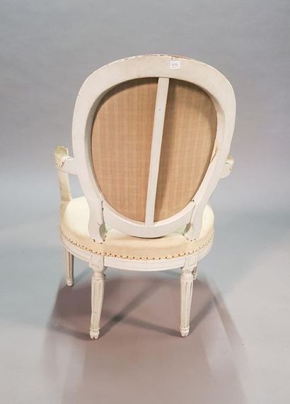Fauteuil en bois mouluré et peint à dossier...