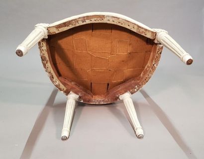 Fauteuil en bois mouluré et peint à dossier...