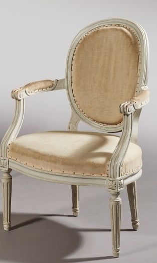 Fauteuil en bois mouluré et peint à dossier...
