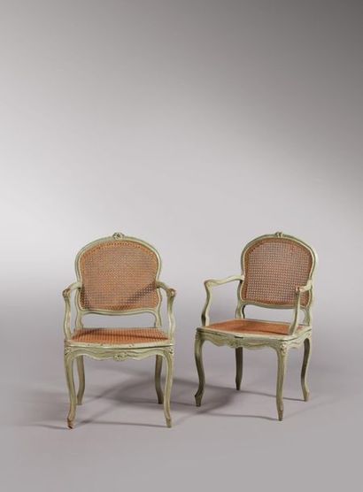 Paire de fauteuils cannés en bois mouluré,...