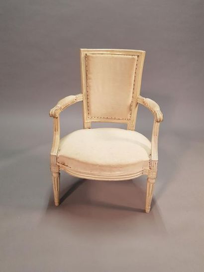 Deux fauteuils en bois peint à dossier incurvé...