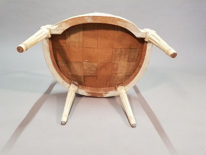 Deux fauteuils en bois peint à dossier incurvé...