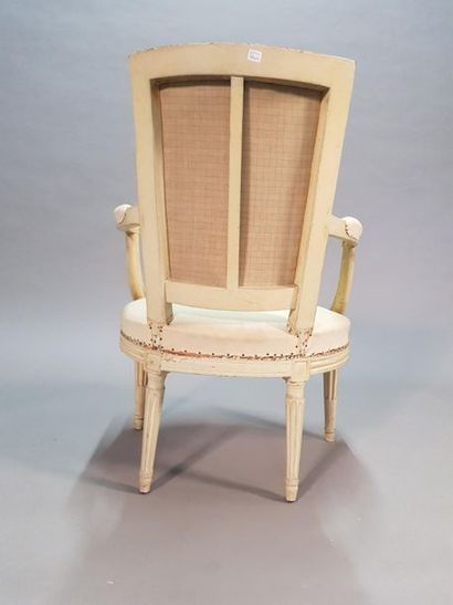 Deux fauteuils en bois peint à dossier incurvé...