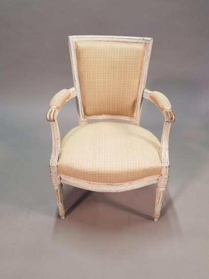 Deux fauteuils en bois peint à dossier incurvé...