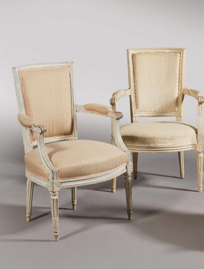 Deux fauteuils en bois peint à dossier incurvé...