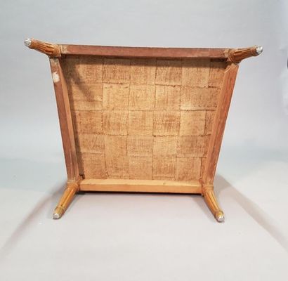 Bergère à oreilles en hêtre mouluré, les...