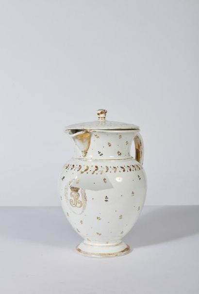 SÈVRES.
Pot à décoction et un couvercle émaillé...