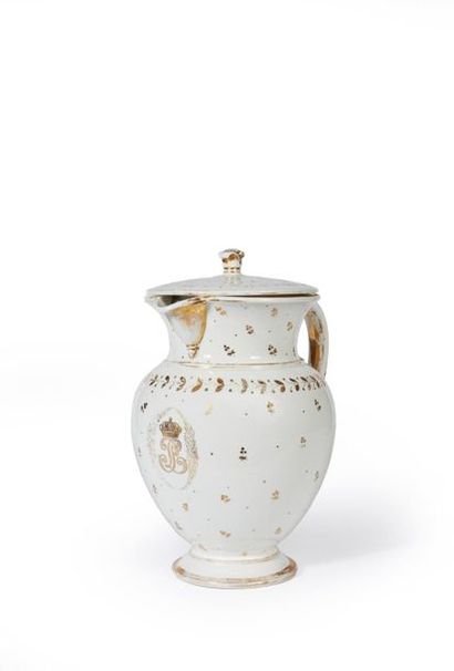 SÈVRES.
Pot à décoction et un couvercle émaillé...