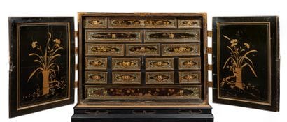 JAPON, dans le goût Namban - XIXe siècle.
Cabinet...