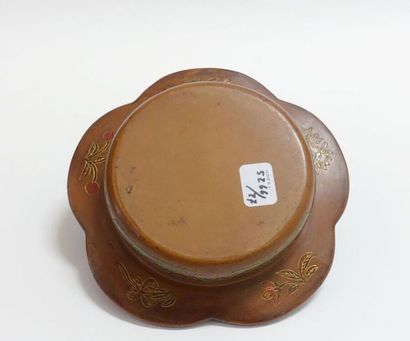 CHINE - XVIIIe - XIXe siècles.
Bol polylobé...