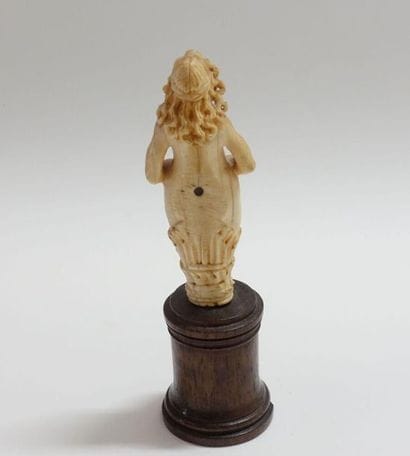 Statuette en ivoire représentant une jeune...