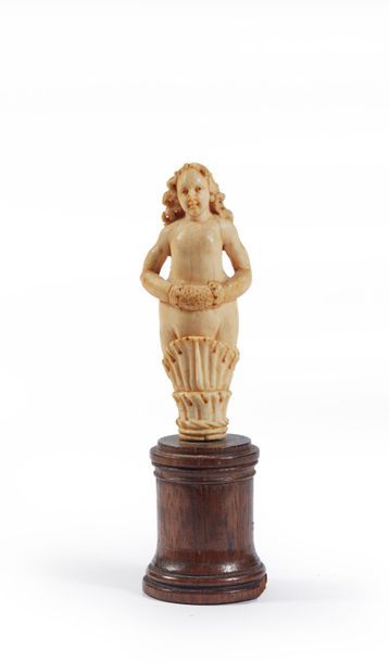 Statuette en ivoire représentant une jeune...