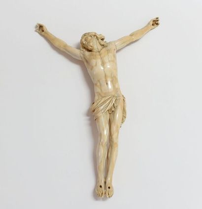 Christ en ivoire sculpté, la bouche ouverte.
Vers...