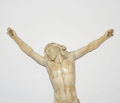Christ en ivoire sculpté, la bouche ouverte.
Vers...