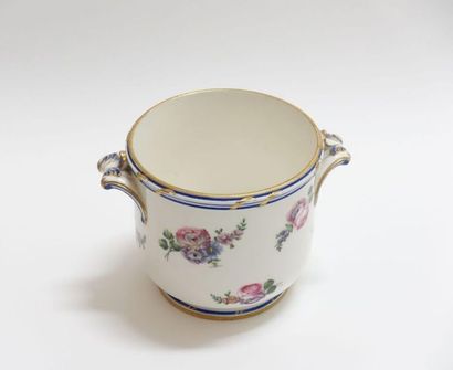 SÈVRES.
Rafraîchissoir à verre en pâte tendre...