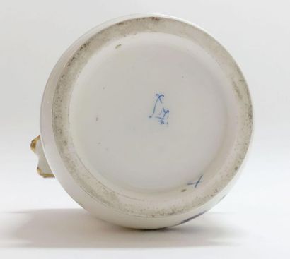 SÈVRES.
Rafraîchissoir à verre en pâte tendre...