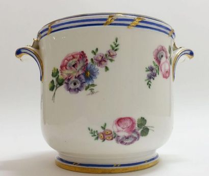 SÈVRES.
Rafraîchissoir à verre en pâte tendre...