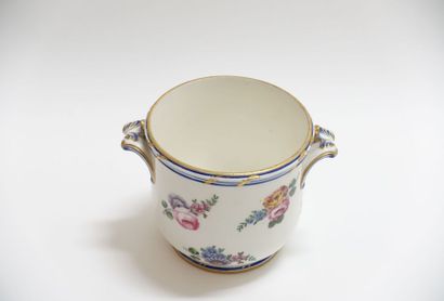 SÈVRES.
Rafraîchissoir à verre en pâte tendre...