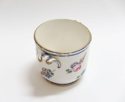 SÈVRES.
Rafraîchissoir à verre en pâte tendre...