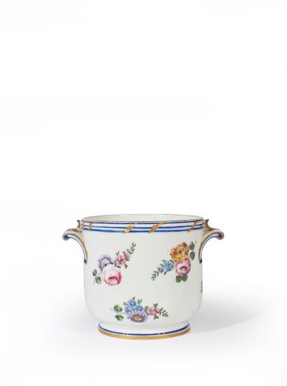 SÈVRES.
Rafraîchissoir à verre en pâte tendre...