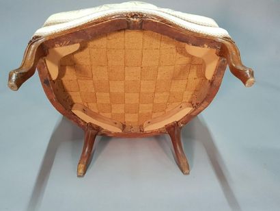 Bergère en hêtre mouluré et sculpté de fleurettes,...