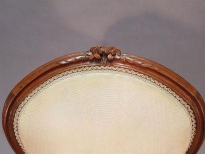 Bergère en hêtre mouluré et sculpté de fleurettes,...