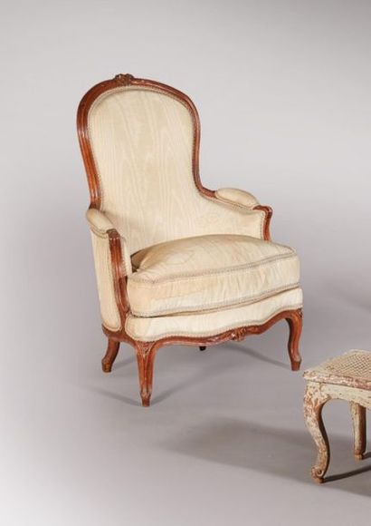 Bergère en hêtre mouluré et sculpté de fleurettes,...