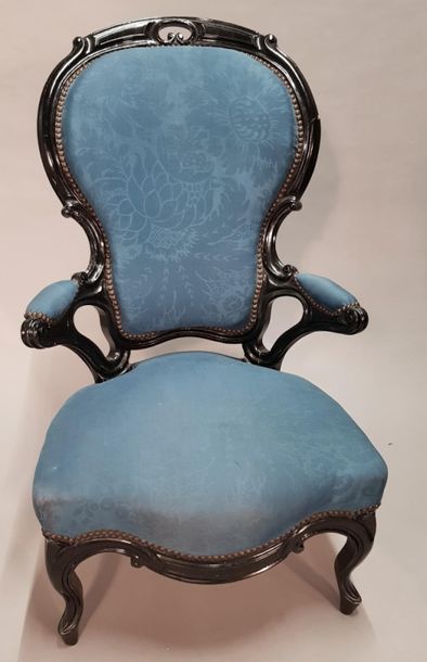 Deux fauteuils formant paire, à haut dossier...