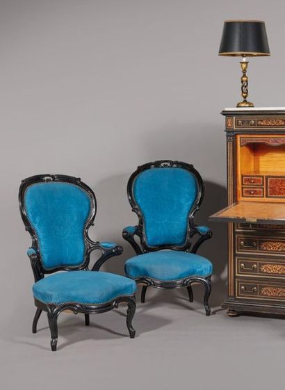 Deux fauteuils formant paire, à haut dossier...