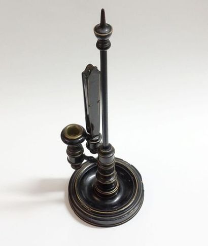 Bougeoir à écran, en bois laqué noir et or,...