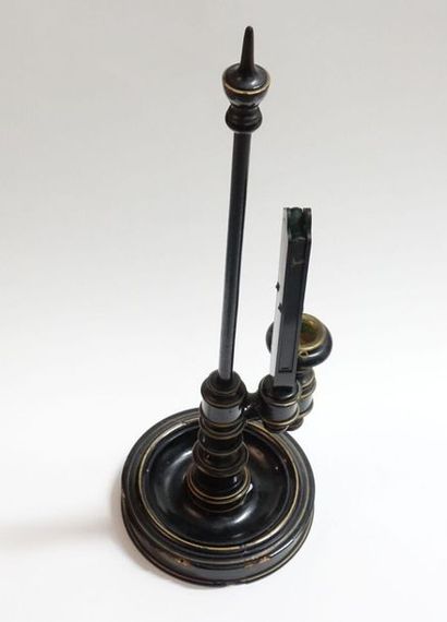 Bougeoir à écran, en bois laqué noir et or,...