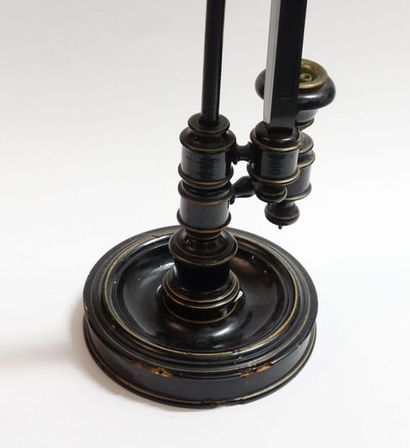 Bougeoir à écran, en bois laqué noir et or,...