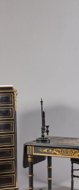 Bougeoir à écran, en bois laqué noir et or,...