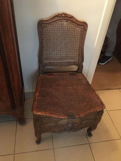 Chaise de commodité en bois naturel mouluré...