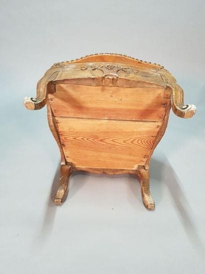 Chaise de commodité en bois naturel mouluré...