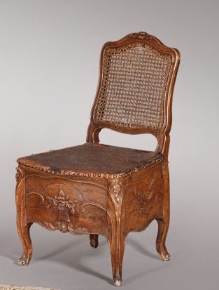 Chaise de commodité en bois naturel mouluré...